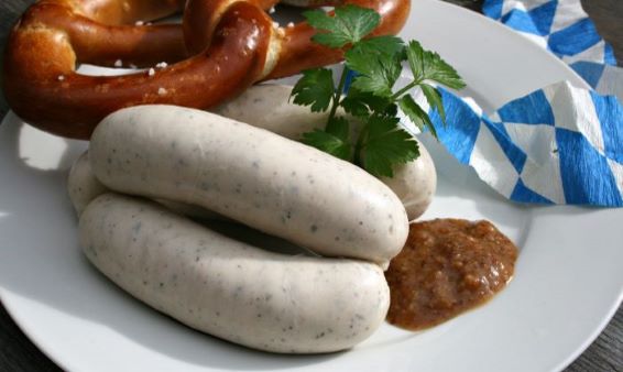 Münchner Weißwurst mit Brezn und süßem Senf