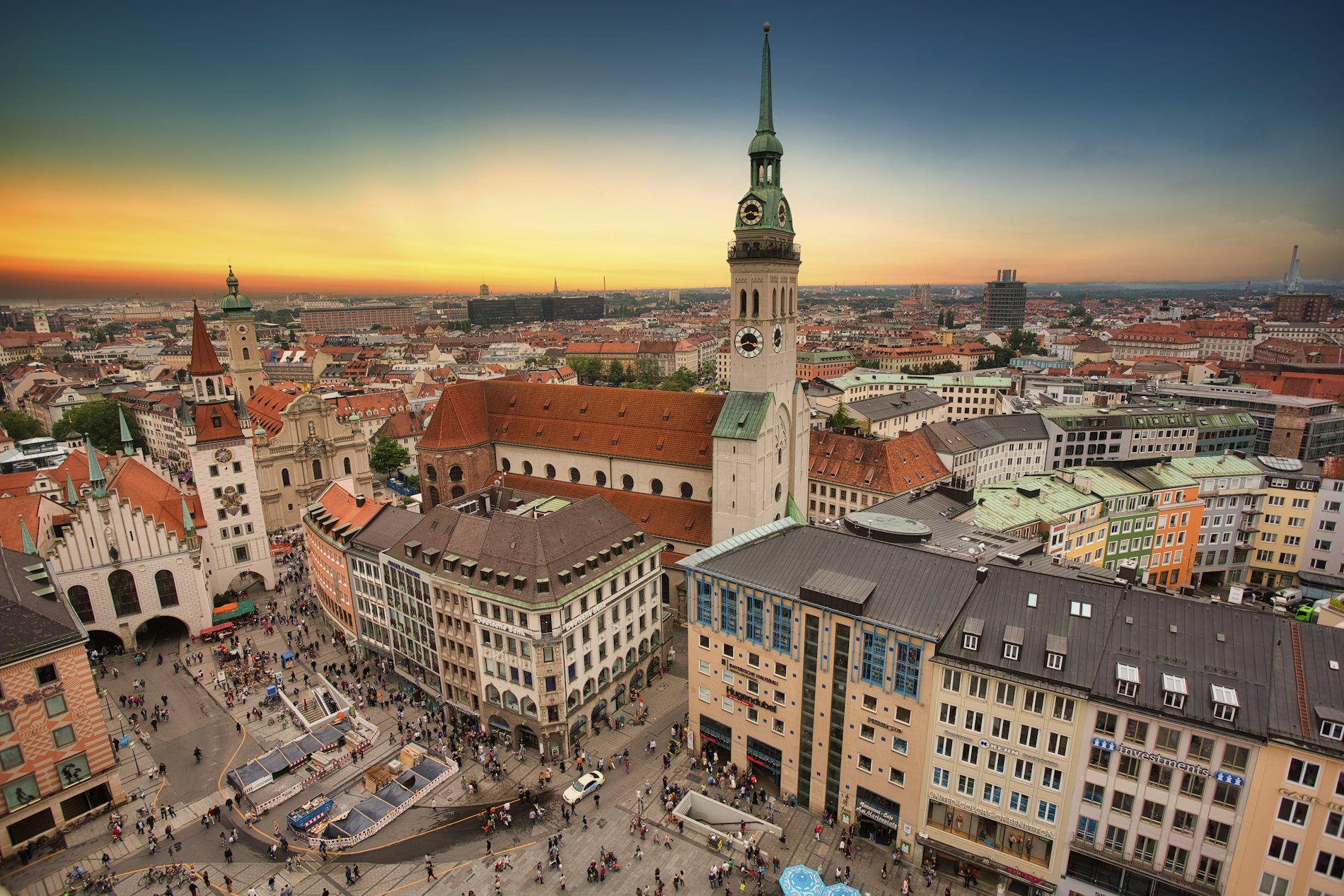 Blick über die Münchner Altstadt vom Marienplatz mit dem Alten Peter